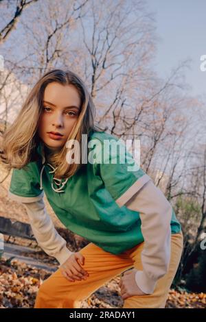 Teenager-Mädchen, die im Herbst draußen posieren. Stockfoto