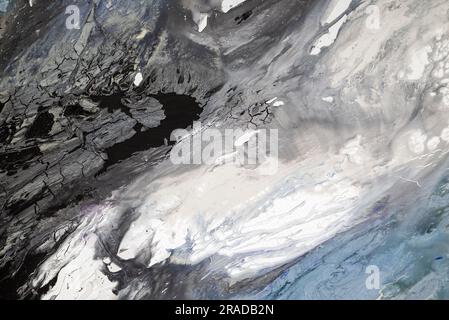 Leinwand mit einer lackierten Schicht aus Putz und Farbe: Abstrakter blauer, weißer, schwarzer Hintergrund mit Rissen, Scheuerstellen und Flecken. Stockfoto