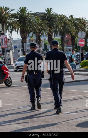 kroatische Polizei patrouilliert das Hafengebiet der Altstadt in Grad geteilt kroatien, Polizeibeamte patrouillieren im Touristengebiet Split in kroatien. Stockfoto