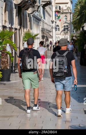 Zwei männliche Touristen laufen durch die Altstadt von Abitur Split in kroatien. Zwei männliche Freunde im Urlaub in kroatien. Stockfoto