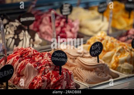 Farbenfrohe, aromatisierte Eiscreme auf einer gekühlten Theke in GradSplit, kroatien. Stockfoto