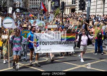 London, Großbritannien. 1. Juli 2023. Vertreter des LGBTQ+-Netzwerks, des ländlichen Raums, nehmen an der Parade „Pride in London“ Teil. Mehr als eine Million Menschen haben die jährliche Pride-Parade 51. gesehen, an der schätzungsweise 30.000 Personen aus über 600 Organisationen teilnahmen, darunter viele LGBT+-Community-Gruppen. Kredit: Mark Kerrison/Alamy Live News Stockfoto
