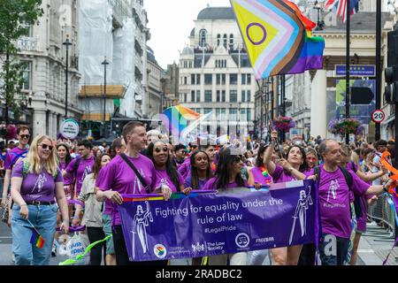 London, Großbritannien. 1. Juli 2023. Vertreter der Law Society nehmen an der Parade "Pride in London" Teil. Mehr als eine Million Menschen haben die jährliche Pride-Parade 51. gesehen, an der schätzungsweise 30.000 Personen aus über 600 Organisationen teilnahmen, darunter viele LGBT+-Community-Gruppen. Kredit: Mark Kerrison/Alamy Live News Stockfoto