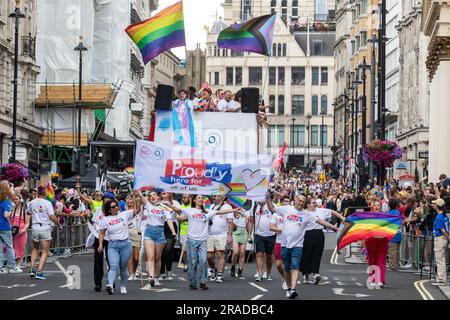 London, Großbritannien. 1. Juli 2023. Vertreter von Virgin Media nehmen an der Parade „Pride in London“ Teil. Mehr als eine Million Menschen haben die jährliche Pride-Parade 51. gesehen, an der schätzungsweise 30.000 Personen aus über 600 Organisationen teilnahmen, darunter viele LGBT+-Community-Gruppen. Kredit: Mark Kerrison/Alamy Live News Stockfoto