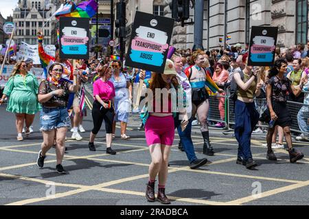 London, Großbritannien. 1. Juli 2023. Vertreter von Galop, der LGBT+ Anti-Missbrauch-Wohltätigkeitsorganisation, nehmen an der „Pride in London“-Parade Teil. Mehr als eine Million Menschen haben die jährliche Pride-Parade 51. gesehen, an der schätzungsweise 30.000 Personen aus über 600 Organisationen teilnahmen, darunter viele LGBT+-Community-Gruppen. Kredit: Mark Kerrison/Alamy Live News Stockfoto