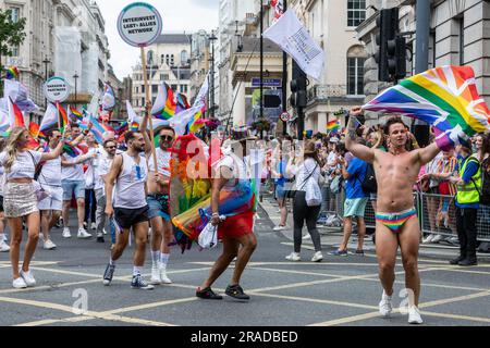 London, Großbritannien. 1. Juli 2023. Vertreter von InterInvest nehmen an der Parade „Pride in London“ Teil. Mehr als eine Million Menschen haben die jährliche Pride-Parade 51. gesehen, an der schätzungsweise 30.000 Personen aus über 600 Organisationen teilnahmen, darunter viele LGBT+-Community-Gruppen. Kredit: Mark Kerrison/Alamy Live News Stockfoto