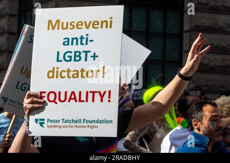 London, Großbritannien. 1. Juli 2023. Ein Vertreter der Peter Tatchell Foundation nimmt an der Parade „Pride in London“ Teil. Mehr als eine Million Menschen haben die jährliche Pride-Parade 51. gesehen, an der schätzungsweise 30.000 Personen aus über 600 Organisationen teilnahmen, darunter viele LGBT+-Community-Gruppen. Kredit: Mark Kerrison/Alamy Live News Stockfoto