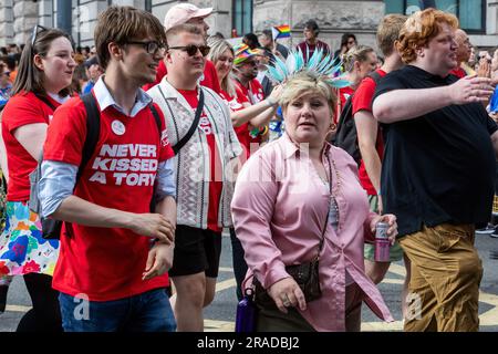 London, Großbritannien. 1. Juli 2023. Vertreter von LGBT+ Labour, darunter Shadow Attorney General Emily Thornberry MP (c), nehmen an der Parade „Pride in London“ Teil. Mehr als eine Million Menschen haben die jährliche Pride-Parade 51. gesehen, an der schätzungsweise 30.000 Personen aus über 600 Organisationen teilnahmen, darunter viele LGBT+-Community-Gruppen. Kredit: Mark Kerrison/Alamy Live News Stockfoto