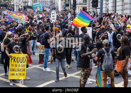 London, Großbritannien. 1. Juli 2023. Tausende von Menschen nehmen an der Parade „Pride in London“ Teil. Mehr als eine Million Menschen haben die jährliche Pride-Parade 51. gesehen, an der schätzungsweise 30.000 Personen aus über 600 Organisationen teilnahmen, darunter viele LGBT+-Community-Gruppen. Kredit: Mark Kerrison/Alamy Live News Stockfoto