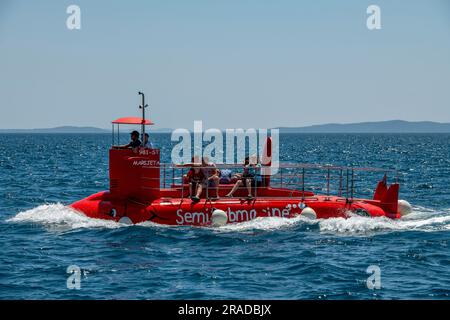 Semi-U-Boot für Touristen, um die Meereslebewesen zu sehen und in Split an der Küste kroatiens zu fischen. U-Boot für Sightseeing-Touristen in kroatien. Stockfoto