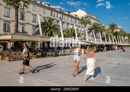 Touristen laufen entlang der gepflasterten Gegend am Ufer mit Restaurants und Bars in Grad Split, kroatien. Die Altstadt in der Stadt Split croatia. Stockfoto