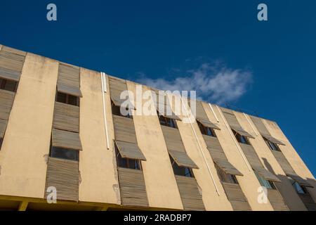 Modernes Apartmentgebäude in Split croatia mit Sonnenblenden über allen Fenstern zum Schutz vor der Sonne. Stockfoto