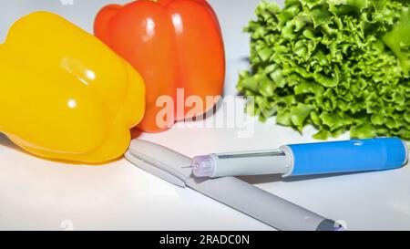 Insulininjektions-Pen oder Insulinpatronen-Pen für Diabetiker. Medizinische Geräte für Diabetesvorsteher. Stockfoto