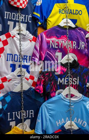 Fußballtrikots werden in einem Souvenirladen in Grades Split kroatien verkauft, berühmte Fußballtrikots werden auf Trikots verkauft, die auf einem Touristenmarkt in Split verkauft werden. Stockfoto