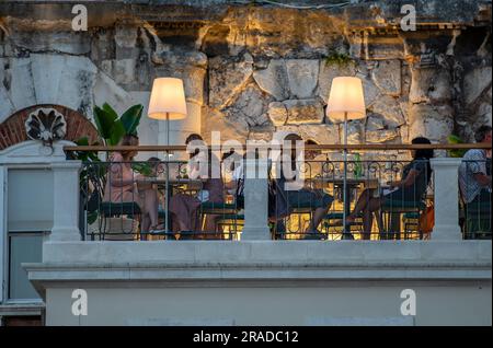 abendessen bei Kerzenschein an einem Sommerabend im mediterranen Stil in Split croatia. Candlelight Dinner auf dem Balkon in Grad Split Stockfoto