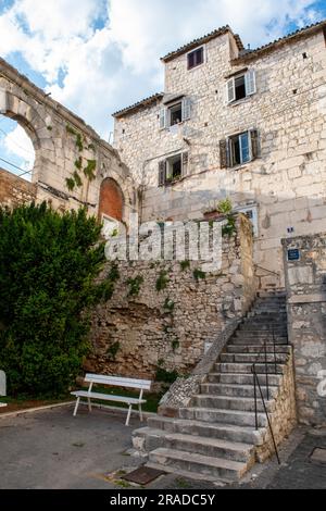 Typisch kroatische oder mediterrane Steingebäude am Rand der ummauerten historischen Stadt Grad Split in kroatien, Split Old Town, Grad Split. Stockfoto