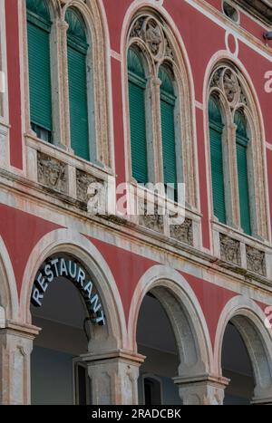 Restauranteingang in einer Reihe von Bögen auf einem historischen Gebäude am Independence Square, Grad Split, kroatien Stockfoto