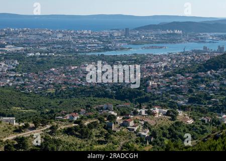 Panoramablick über die Stadt Split an der dalmatinischen Küste kroatiens, Landschaft um Split in kroatien, Stadt Split und Hafen vom Aussichtspunkt Stockfoto