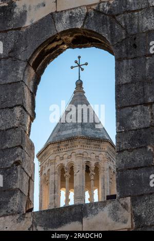 Glockenturm der Kathedrale St. domnius in den römischen Ruinen des diokletianerpalastes in Grad Split, kroatien mit Blick durch einen gewölbten Rahmen, der von einer alten Mauer geschaffen wurde Stockfoto