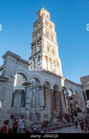 Dioklesienpalast mit dem Glockenturm der Dominosteine in Grad Split, kroatien. Stockfoto