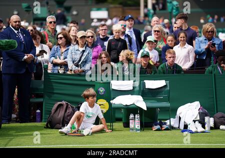 Stefan Djokovic, der Sohn von Novak Djokovic, übt an Tag eins der Wimbledon Championships 2023 im All England Lawn Tennis and Croquet Club in Wimbledon auf den Außenplätzen. Foto: Montag, 3. Juli 2023. Stockfoto