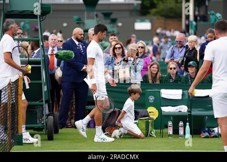 Stefan Djokovic, der Sohn von Novak Djokovic, übt an Tag eins der Wimbledon Championships 2023 im All England Lawn Tennis and Croquet Club in Wimbledon auf den Außenplätzen. Foto: Montag, 3. Juli 2023. Stockfoto