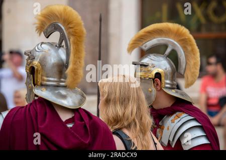 römische Centurions im Zentrum von Split City posieren für ein Foto mit einem Sommerurlauber oder Touristen, historisches Split kroatien, römische Überreste geteilt. Stockfoto