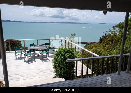 Frühstückstisch mit Blick auf den Hafen von Maraetai östlich von Auckland auf der Nordinsel Neuseelands an der Straße von Tāmaki, im Golf von Hauraki. Stockfoto