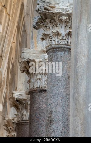 Eine Reihe korinthischer Steinsäulen im griechischen Stil an der Außenseite des diokletianerpalastes in Grad Split kroatien Stockfoto