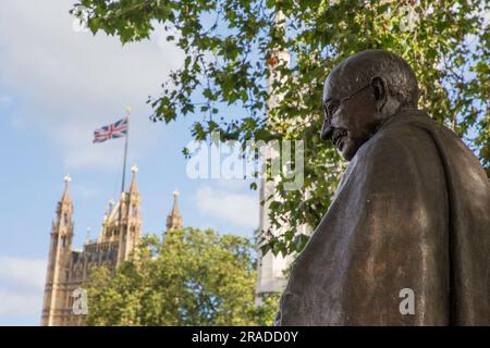 Ghandi-Statue am Parliament Square London und Houses of Parliament Stockfoto