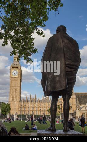 Ghandi-Statue am Parliament Square London und Houses of Parliament Stockfoto