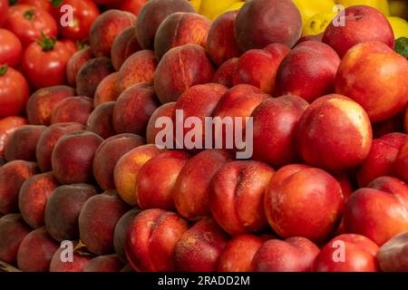 Frische saftige Pfirsiche auf einem Marktstand, frisches Obst und Gemüse auf dem Marktplatz Stockfoto