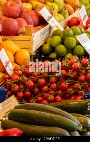 Auswahl an frischem Obst auf einem Marktstand in der stadt croation trogir, frische Produkte zum Verkauf an einem Marktstand. Frische Obstsorte Stockfoto