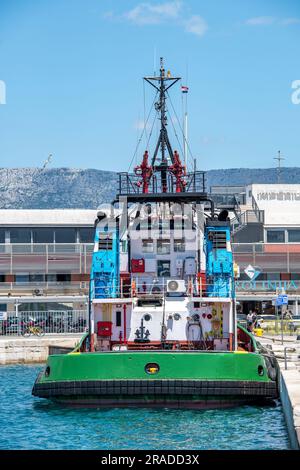 Großer Hafenschlepper in Split Hafen, kroatien, großer Schlepper, der auf Arbeit im Hafen von Split kroatien wartet, Hafendienste Schlepper, Split, kroatien Stockfoto