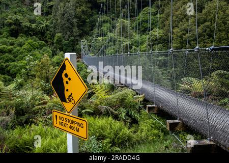 Ein Warnschild auf der Mangakotukutuku Bridge auf dem Pureora-Ongarue Timber Trail in der Nähe von Taumarunui im Pureora Forest Park, Nordinsel, Neuseeland. Stockfoto
