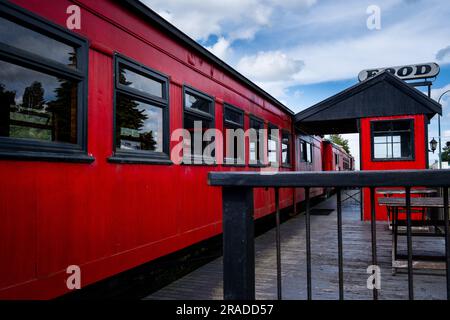 Ein verlassener alter roter Zugwagen ist heute ein Café am Bahnhof Taumarunui in Taumarunui n King Country, Nordinsel, Neuseeland. Stockfoto