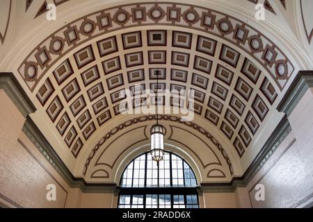 Inneneinrichtung mit kunstvoller Decke und Fensterdetails von der Wellington Station 1937 im Hafenviertel von Central Wellington, Hauptstadt Neuseelands Stockfoto