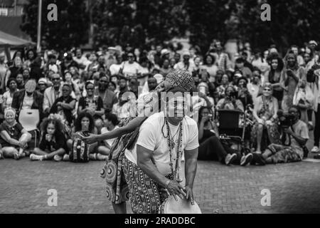 Schwarzweiß-Bild von Akosua Boakye in Verbindung mit der AkomaAsa Performing Arts Academy am Windrush Square in Brixton, London. Stockfoto
