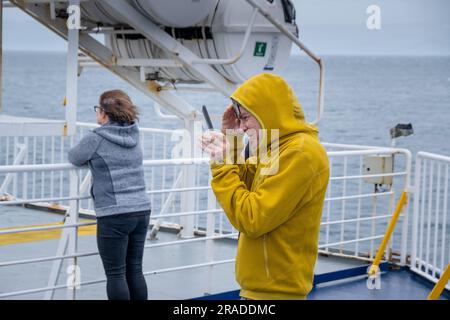 Fotografieren bei windigem Wetter über die Cook Strait auf der Wellington-Picton Ferry Crossing von North Island nach South Island, Neuseeland Stockfoto