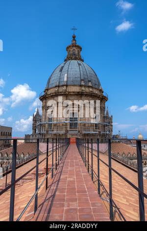 Touristenroute auf dem Dach der Kathedrale in Palermo mit Gerüsten auf der Kuppel, Restaurierung von Denkmälern Stockfoto