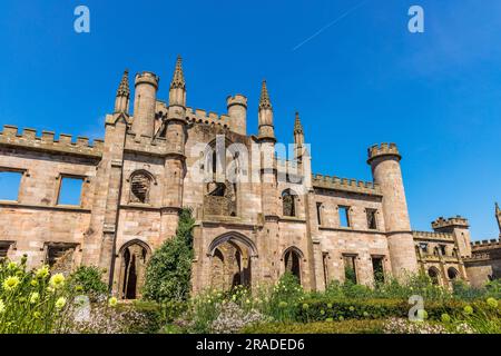 Die Ruinen von Lowther Castle und seine Gärten im englischen Lake District sind ein beliebtes Touristenziel. Stockfoto