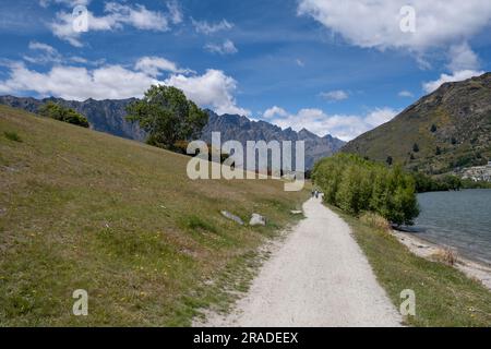 Die berühmten Remarkables Mountains liegen oberhalb des beliebten Radweges, der nördlich von Queenstown auf Neuseeland South Island verläuft. Foto: Rob Watkins Stockfoto