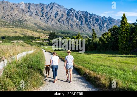 Die berühmten Remarkables Mountains liegen oberhalb des beliebten Radweges, der nördlich von Queenstown auf Neuseeland South Island verläuft. Foto: Rob Watkins Stockfoto