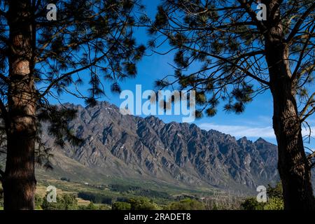 Die berühmten Remarkables Mountains liegen oberhalb des beliebten Radweges, der nördlich von Queenstown auf Neuseeland South Island verläuft. Foto: Rob Watkins Stockfoto