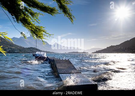 Ein Schnellboot an einem Pier in Frankton am Lake Wakatipu mit Blick auf den Cecil Peak in Queenstown auf Neuseeland South Island. Foto: Rob Watkins Stockfoto