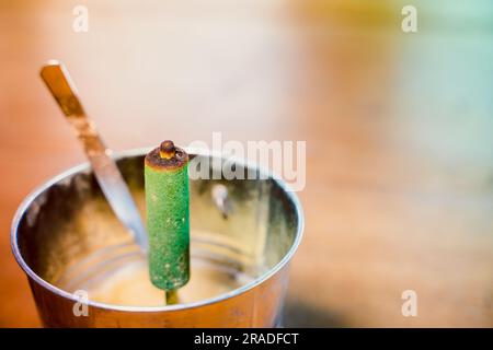 Insektizid Moskitobefall in grüner Farbe, Nahaufnahme. Wirksame Mückenabwehr im Freien Stockfoto