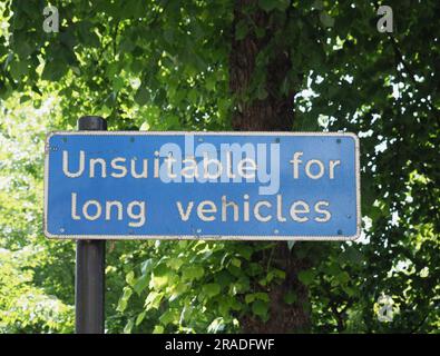 Ungeeignet für lange Fahrzeuge blaues Verkehrsschild Stockfoto