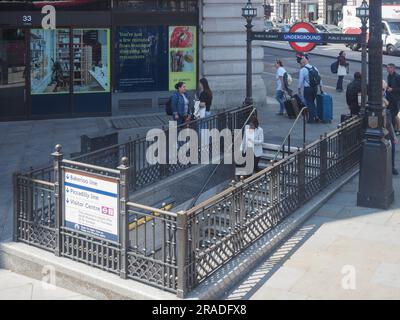 LONDON, Großbritannien - 08. JUNI 2023: Menschen an der U-Bahn-Station Piccadilly Circus Stockfoto