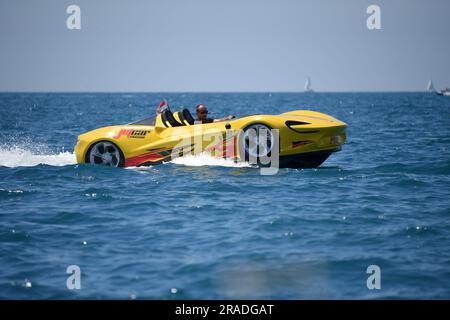 Porec, Kroatien. 02. Juli 2023. Wasserwagen auf dem Meer, in Porec, in Kroatien, am 2. Juli 2023. Im Rahmen der Erweiterung des Touristenangebots von Poreč und Istrien können Touristen in dieser Saison einen Jet-Car mieten. Das Schiff ähnelt einem Sportwagen und wird von Jetski-Motoren mit Turbine angetrieben, die hohe Geschwindigkeiten ermöglicht. Foto: Sasa Miljevic/PIXSELL Credit: Pixsell/Alamy Live News Stockfoto