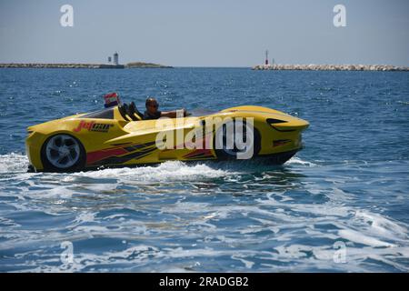 Porec, Kroatien. 02. Juli 2023. Wasserwagen auf dem Meer, in Porec, in Kroatien, am 2. Juli 2023. Im Rahmen der Erweiterung des Touristenangebots von Poreč und Istrien können Touristen in dieser Saison einen Jet-Car mieten. Das Schiff ähnelt einem Sportwagen und wird von Jetski-Motoren mit Turbine angetrieben, die hohe Geschwindigkeiten ermöglicht. Foto: Sasa Miljevic/PIXSELL Credit: Pixsell/Alamy Live News Stockfoto